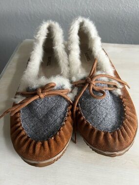 Sorel Out N About tan and gray faux fur slipper shoes, women’s size 10. EUC